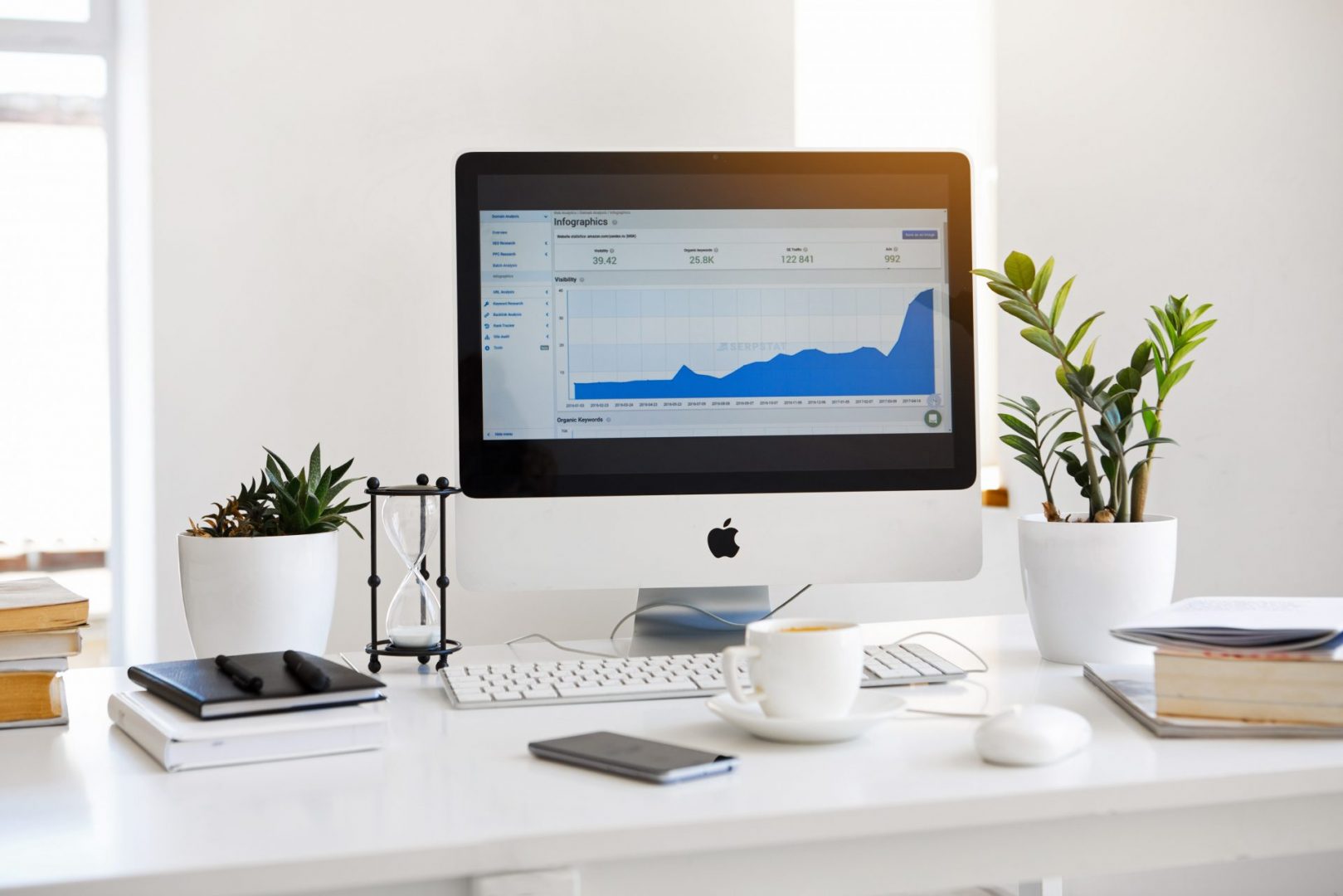 Monitor apple skup Biurko, na którym stoi monitor marki APPLE